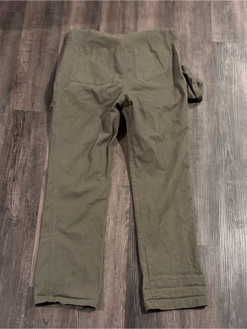 Short-Sleeve Olive Utility Jumpsuit with Front Pockets - Picture 3 of 9